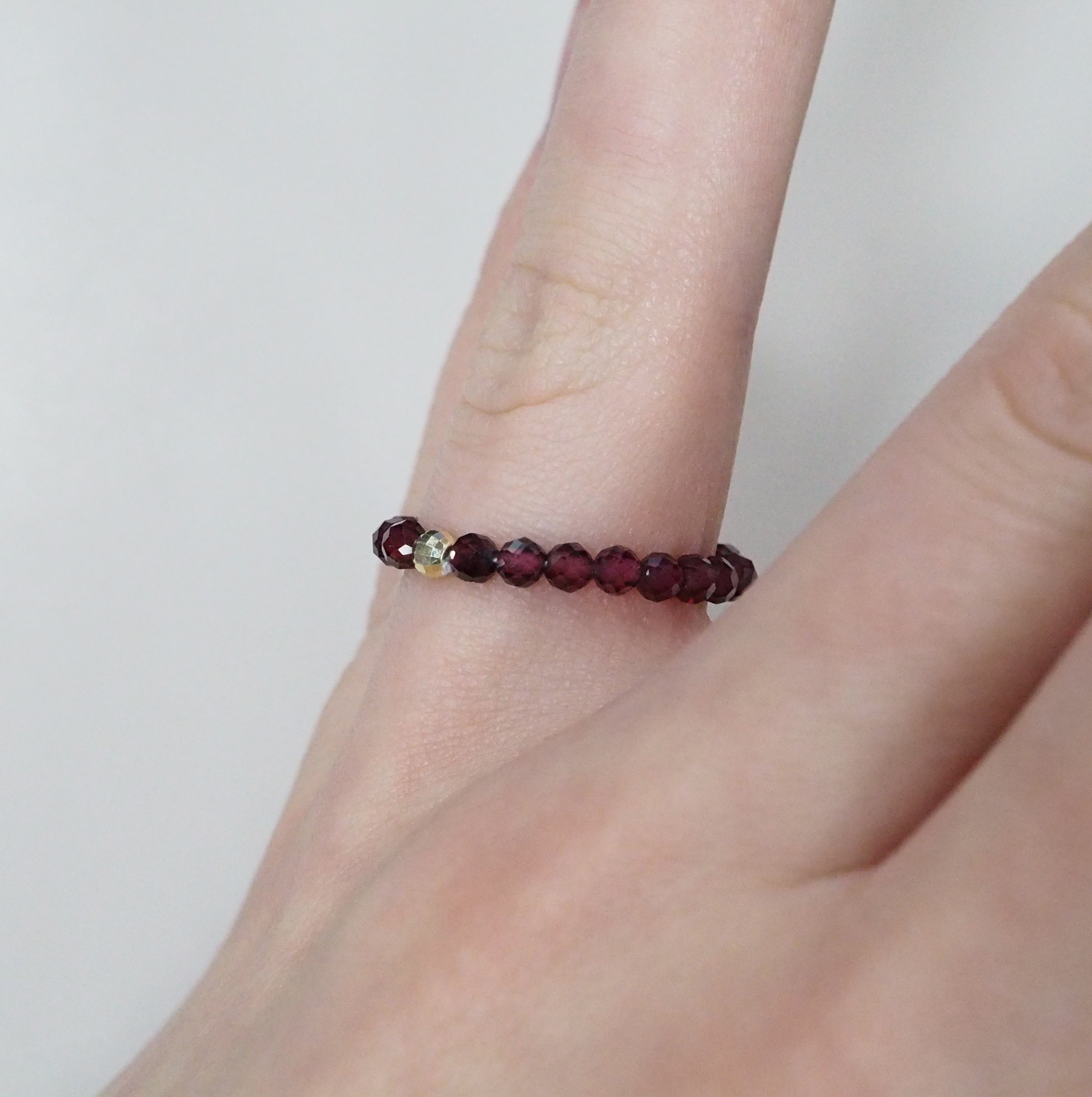 Кольцо из желтого золота с гранатами